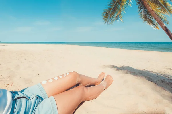 Ontspanning Recreatie Zomer Zeeschelp Gelooid Meisje Been Zonnebaden Tropisch Strand — Stockfoto