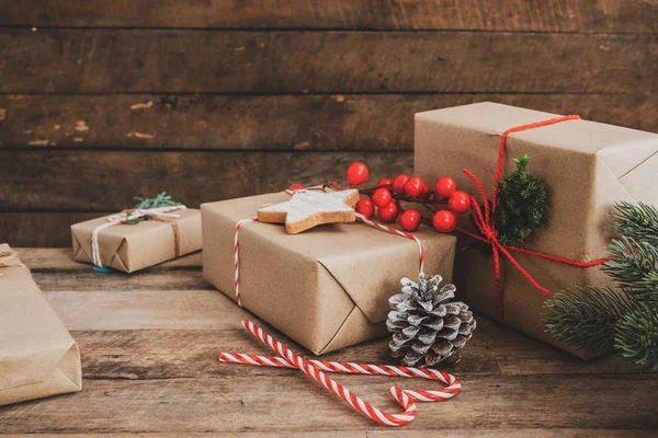 Handgemachtes Weihnachtsgeschenk Mit Anhänger Für Frohe Weihnachten Und Neujahr Rustikale — Stockfoto