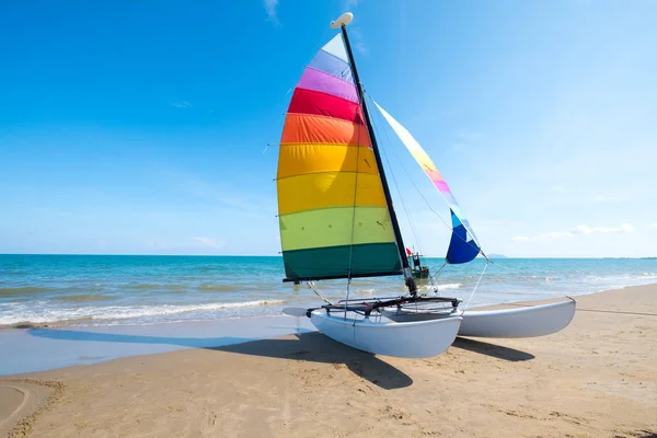 Veleiro Colorido Praia Tropical Verão — Fotografia de Stock