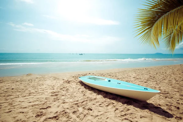 夏に熱帯の砂浜にヨット ヴィンテージ レトロな色のトーン効果 — ストック写真