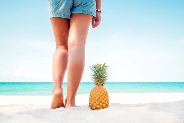 Relaxamento Lazer Verão Pernas Bronzeadas Jovem Com Abacaxi Praia Tropical — Fotografia de Stock