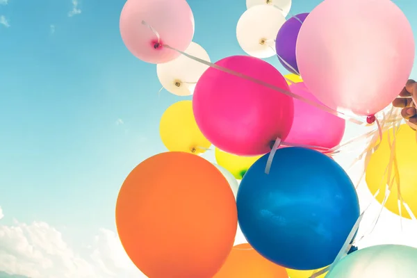 Mão Segurando Balões Multi Coloridos Feito Com Efeito Filtro Instagram — Fotografia de Stock