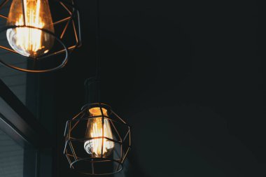 Güzel vintage lüks ışık lamba karanlıkta parlayan dekor asılı. Retro filtre efektini stilini.