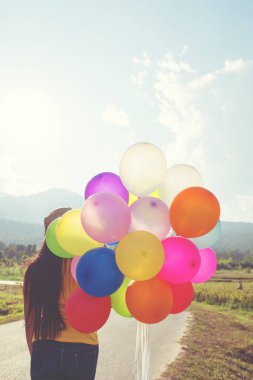 Çok renkli balonlar bir retro instagram filtre efekti, mutlu doğum gün yaz ve balayı düğün, Vintage renk tonu stili kavramı ile yapılan tutan kız el