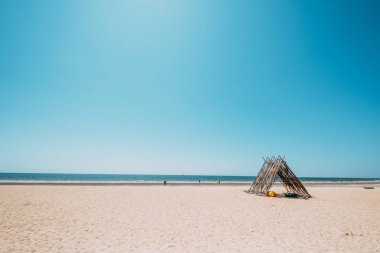 Güzel tropikal Beach sakin gökyüzü ile deniz manzarası. deniz görünümü ve kum plaj, yaz arka plan.