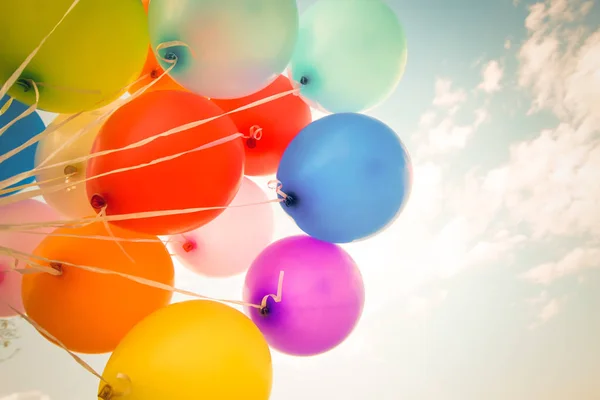 Balões Festivos Coloridos Sobre Céu Azul Com Efeito Filtro Instagram — Fotografia de Stock