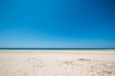 Güzel tropikal Beach sakin gökyüzü ile deniz manzarası. deniz görünümü ve kum plaj, yaz arka plan.