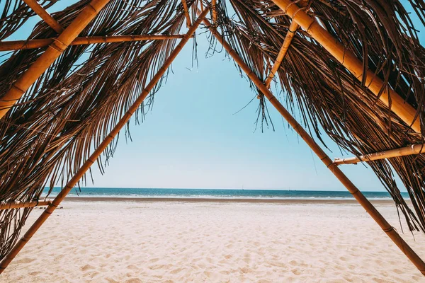 Güzel Tropikal Beach Sakin Gökyüzü Ile Deniz Manzarası Deniz Görünümü — Stok fotoğraf