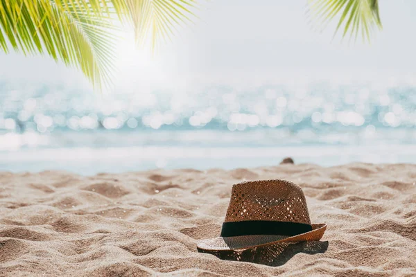 Strohhut Auf Sand Tropischen Strand Meereslandschaft Mit Palme Und Verschwimmen — Stockfoto