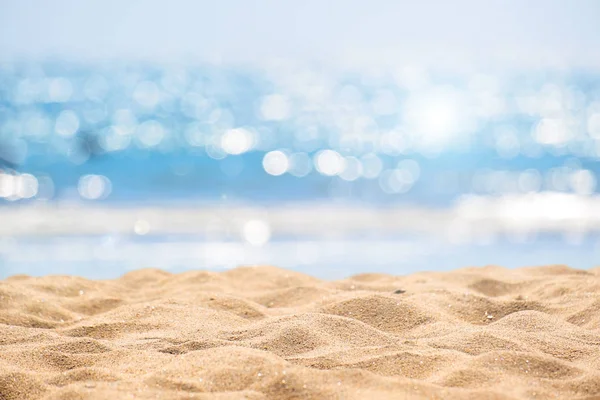 シースケープ ビーチの抽象的な背景 穏やかな海と空の光のボケ味をぼかし 砂の前景に焦点を当てる — ストック写真