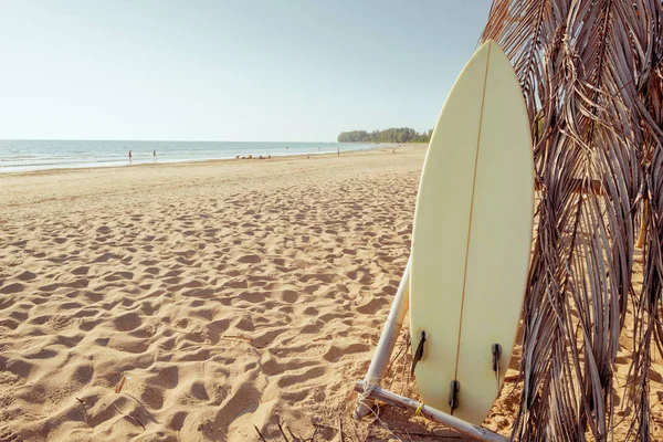 海岸穏やかな海と空の背景を持つ砂のトロピカルビーチでサーフボード 夏休みの背景とウォータースポーツのコンセプト ヴィンテージカラートーン効果 — ストック写真