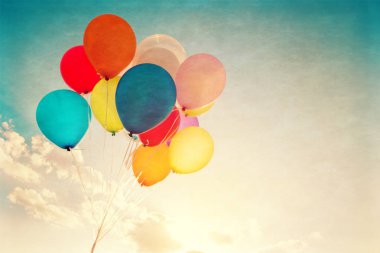 Renkli balonlar retro instagram filtre ve kağıt doku etkisi ile yapılır. Yaz ve düğün, arka plan için balayı parti kullanımı mutlu doğum günü kavramı. Vintage renk tonu tarzı