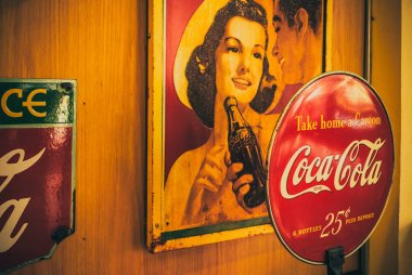 Bangkok -Tayland, 26 Şubat 2019 : Coca-Cola logosunun eski vintage'ı. on Şubat 26,2019 Bangkok Tayland.