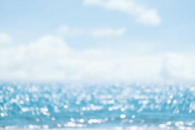 Deniz manzarası soyut plaj arka plan. bokeh sakin deniz ve gökyüzü hafif bulanıklık.