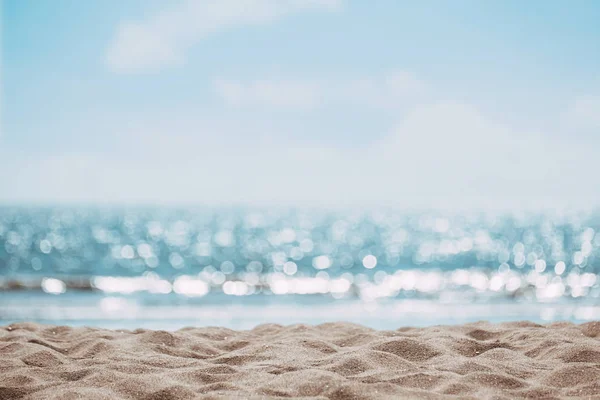 海景抽象海滩背景 模糊的波克光平静的大海和天空 聚焦于沙前景 — 图库照片