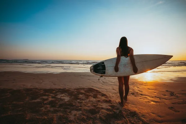 Surfer Vrouw Bikini Naar Surfen Silhouet Van Mooie Sexy Vrouw — Stockfoto