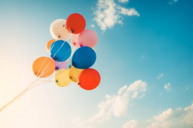 Retro instagram filtre efektiyle yapılmış renkli balonlar. Yazın mutlu doğum günleri ve düğün kavramı, balayı partisi kullanımı. Klasik renk tonu biçimi