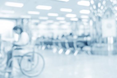 Hastane-soyut tıbbi arka planda tekerlekli sandalyede bulanık hasta.