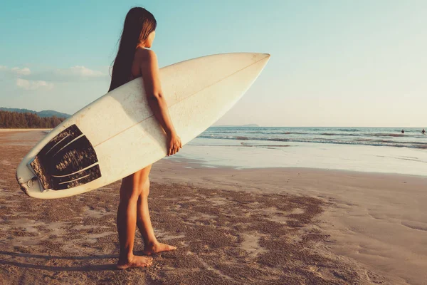 Mujer Surfista Bikini Surfear Hermosa Mujer Sexy Con Tabla Surf — Foto de Stock