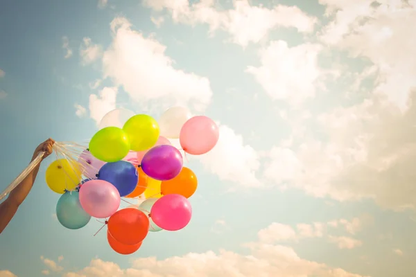 Mão Segurando Balões Multi Coloridos Feito Com Efeito Filtro Instagram — Fotografia de Stock