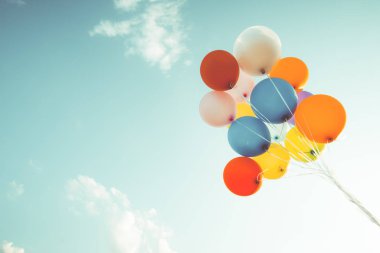 Retro instagram filtre efektiyle yapılmış renkli balonlar. Yazın mutlu doğum günleri ve düğün kavramı, balayı partisi kullanımı. Klasik renk tonu biçimi