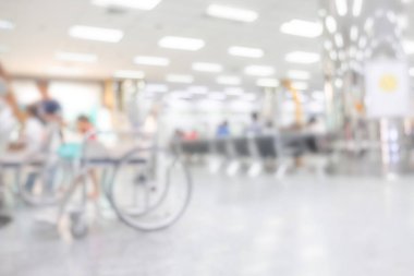 Hastane-soyut tıbbi arka planda tekerlekli sandalyede bulanık hasta.