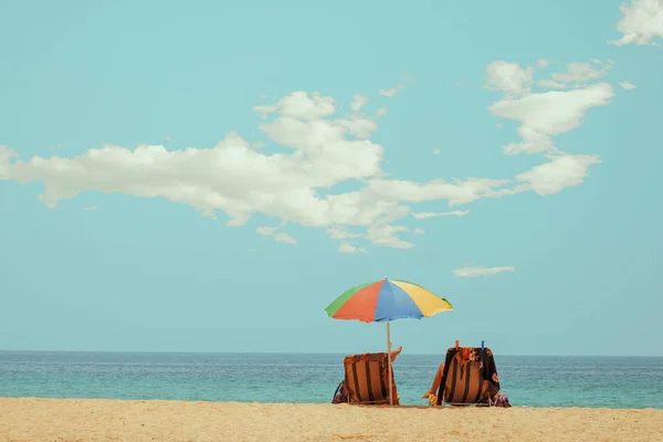 Пляжний Стілець Тропічному Пляжі Спокійним Небом Вид Море Піщаний Пляж — стокове фото