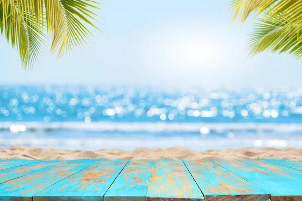 Platte Aus Holz Tisch Mit Meereslandschaft Und Palmblättern Verschwimmen Bokeh — Stockfoto
