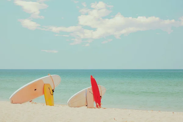 Surfbrett Tropischen Sandstrand Mit Ruhigem Meer Und Himmel Sommerurlaub Hintergrund — Stockfoto