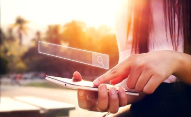 İnternet ağı kavramında bilgi verilerini arama. Kadınlar internette arama yapmak için akıllı telefonlar kullanır, ne ilgileniyorlar. Boş arama çubuğu ile motoru arama. 