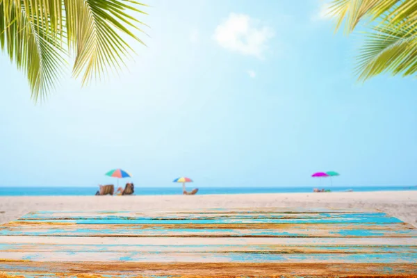 Holztisch Mit Meereslandschaft Palmblatt Ruhigem Meer Und Himmel Vor Tropischem — Stockfoto