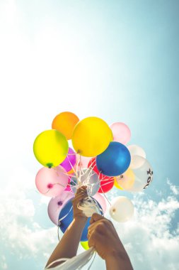 El tutma çok renkli balonları bir retro vintage instagram filtre efekti ile yapılır.