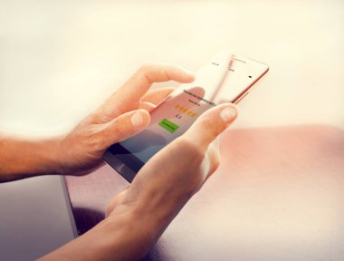 Erkekler el şirket derecelendirmesini artırmak için akıllı telefonda simge beş yıldız sembolü seçin. Müşteri Hizmetleri deneyimi ve iş memnuniyeti anketi konsepti.