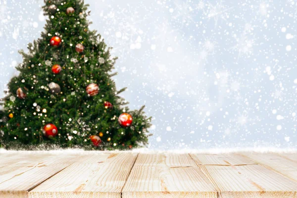 Top Van Lege Houten Tafel Met Mooie Kerstboom Sneeuwval Achtergrond — Stockfoto