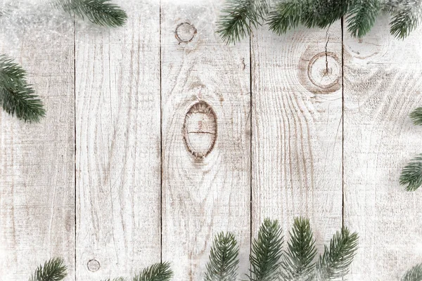 松树的叶子装饰成一个白色木制背景的框架 上面挂满了雪花 圣诞快乐和寒假背景 — 图库照片