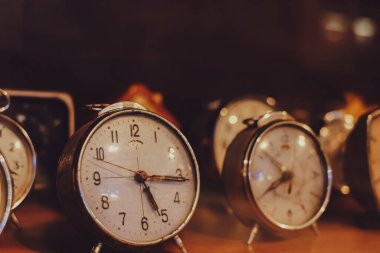 Antika masa saati, koleksiyon parçaları. Retro alarm ve zamanlayıcı saati. Klasik renk tonu.