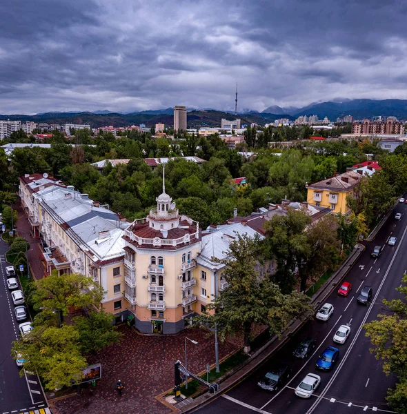 Luftaufnahme Von Städtischen Gebäuden Und Verkehr Unter Bergen Und Bewölktem — Stockfoto