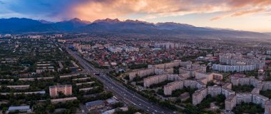 gün batımı gökyüzü altında şehir sokaklarıhavadan görünümü, Almatı, Kazakistan