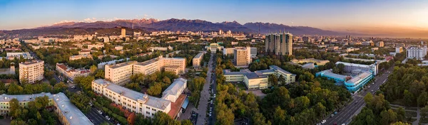 Vista Aérea Las Calles Ciudad Bajo Cielo Del Atardecer Almaty —  Fotos de Stock