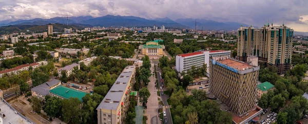 Vista Aérea Las Calles Ciudad Bajo Cielo Del Atardecer Almaty —  Fotos de Stock