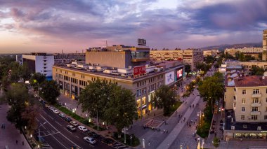 Günbatımında Kazakistan 'daki modern şehrin panoramik manzarası, 