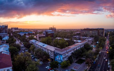Günbatımında Kazakistan 'daki modern şehrin panoramik manzarası