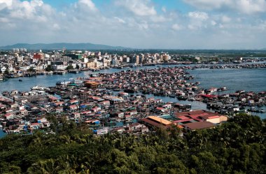 Limanda teknelerle panoramik manzara