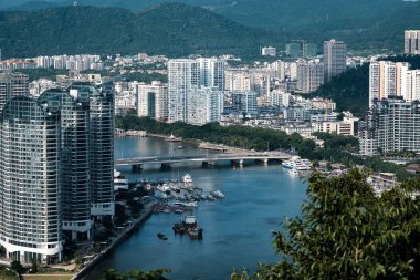Kazakistan 'daki modern şehir ve köprünün panoramik görüntüsü