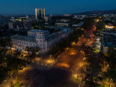Akşamları Kazakistan 'daki modern şehrin panoramik manzarası