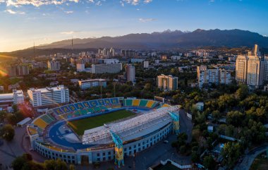 Kazakistan 'daki modern şehir ve stadyumun panoramik manzarası