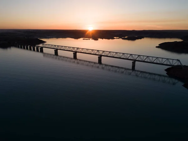 Μεγάλη Γέφυρα Που Εκτείνεται Ένα Σώμα Του Νερού Στο Ηλιοβασίλεμα Royalty Free Εικόνες Αρχείου