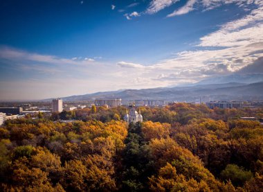 Şehirdeki tepenin manzarası