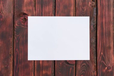 Kopya alanı ile doğal ahşap bir masa üzerinde boş kağıt. Metni kağıda yerleştirebilirsiniz. Görüntü.