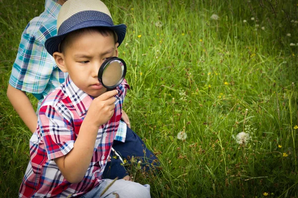 Due Ragazzi Con Lente Ingrandimento All Aperto Concetto Amicizia Bambini — Foto Stock